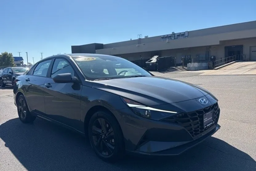 2023 Hyundai Elantra SEL photo 1