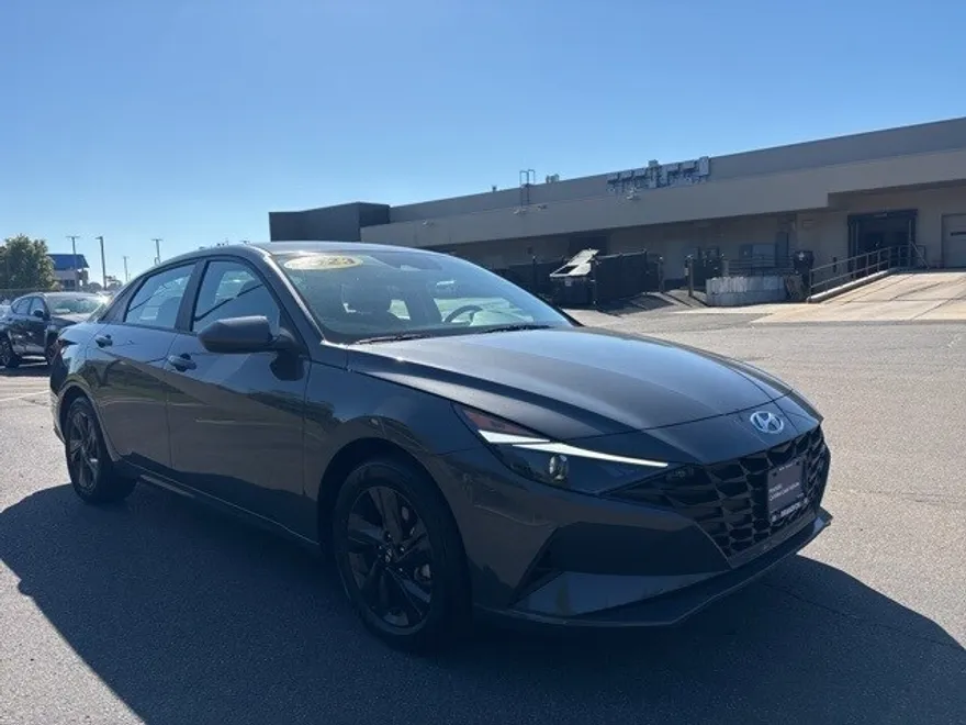 2023 Hyundai Elantra SEL photo 1