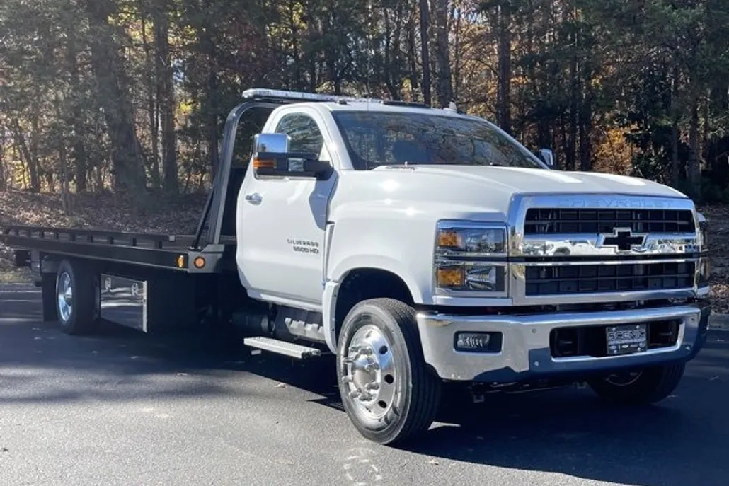 2024 Chevrolet Silverado 5500HD LT photo 1