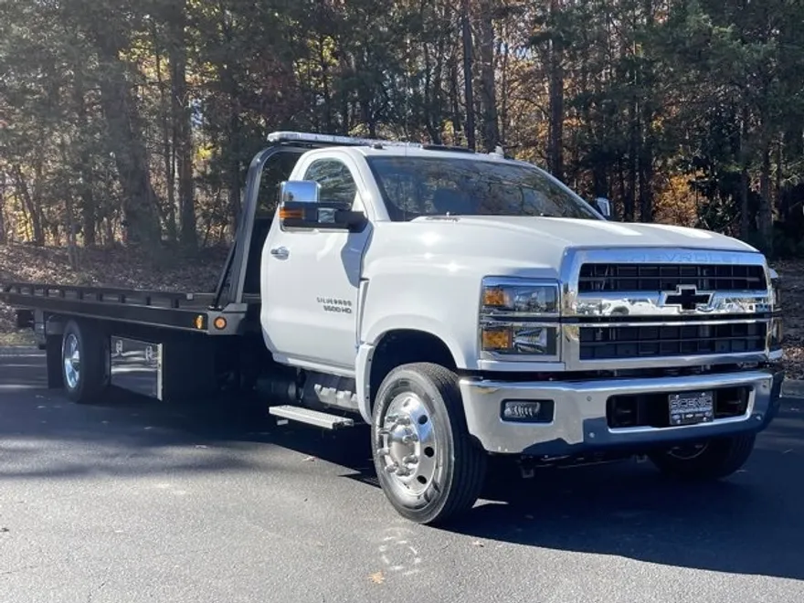 2024 Chevrolet Silverado 5500HD LT photo 1