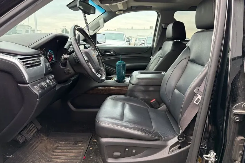 2017 Chevrolet Suburban LT photo 1