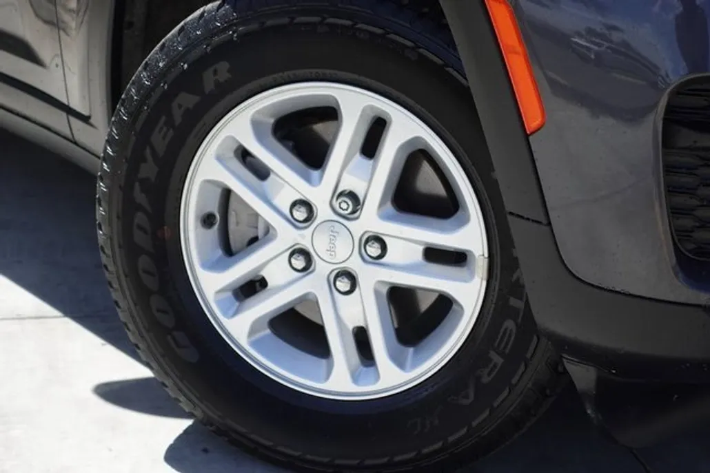 2023 Jeep Grand Cherokee Laredo Altitude photo 1