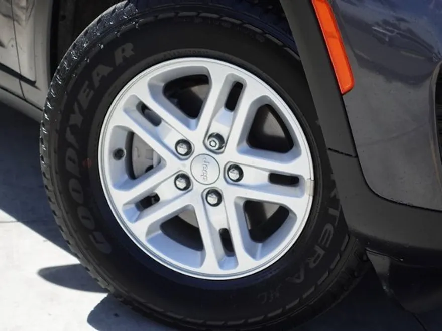 2023 Jeep Grand Cherokee Laredo Altitude photo 1