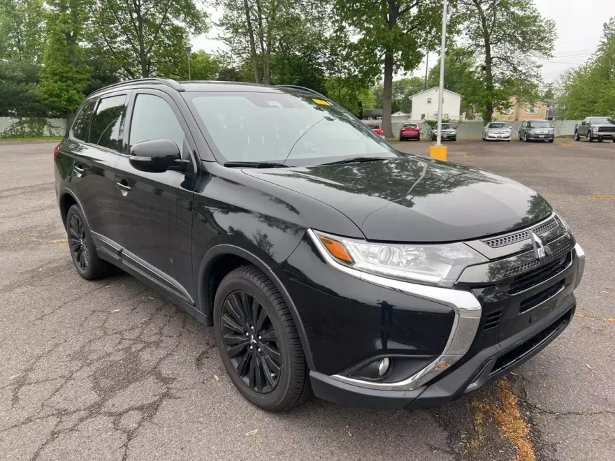 2020 Mitsubishi Outlander SE photo 1