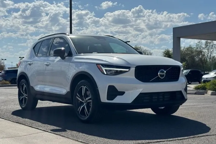 2026 Volvo XC40 Core photo 1