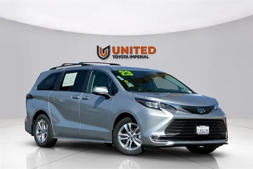 2023 Toyota Sienna XLE photo 1