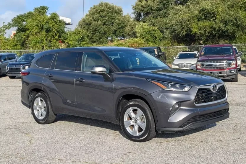 2021 Toyota Highlander LE photo 1