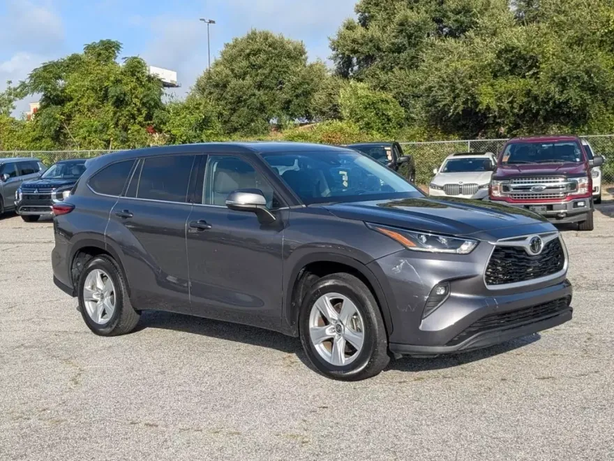 2021 Toyota Highlander LE photo 1