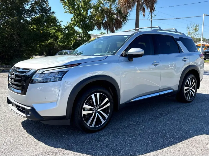2024 Nissan Pathfinder Platinum photo 1