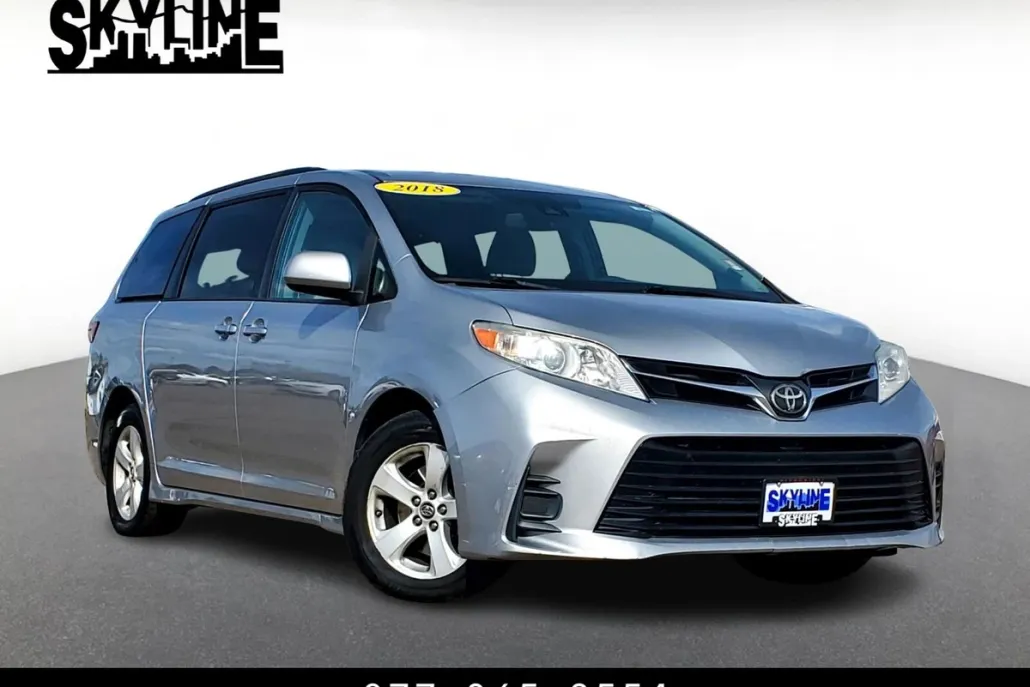 2018 Toyota Sienna LE photo 1