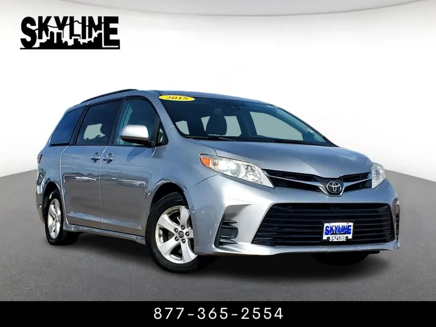 2018 Toyota Sienna LE photo 1
