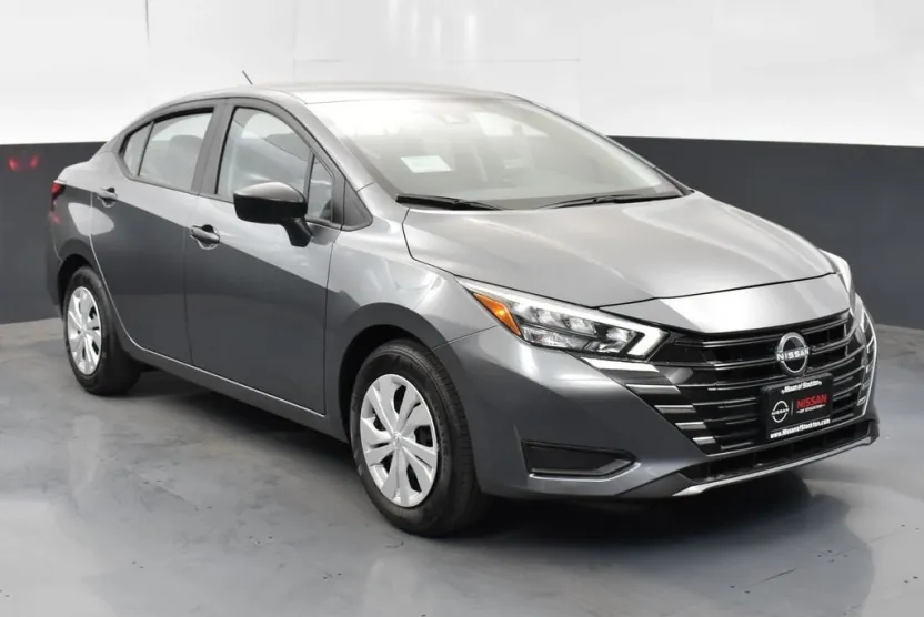 2025 Nissan Versa 1.6 S photo 1