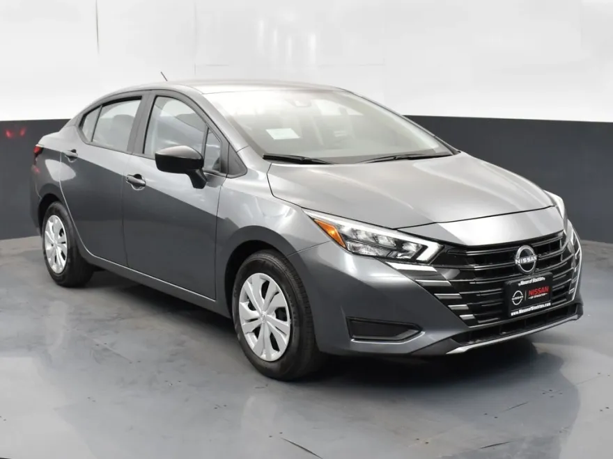 2025 Nissan Versa 1.6 S photo 1