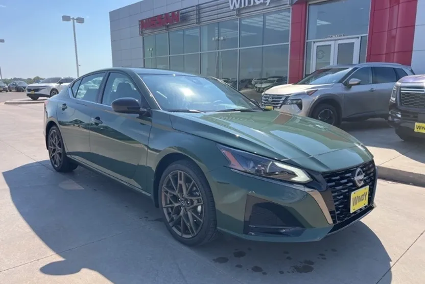 2025 Nissan Altima 2.5 SR photo 1