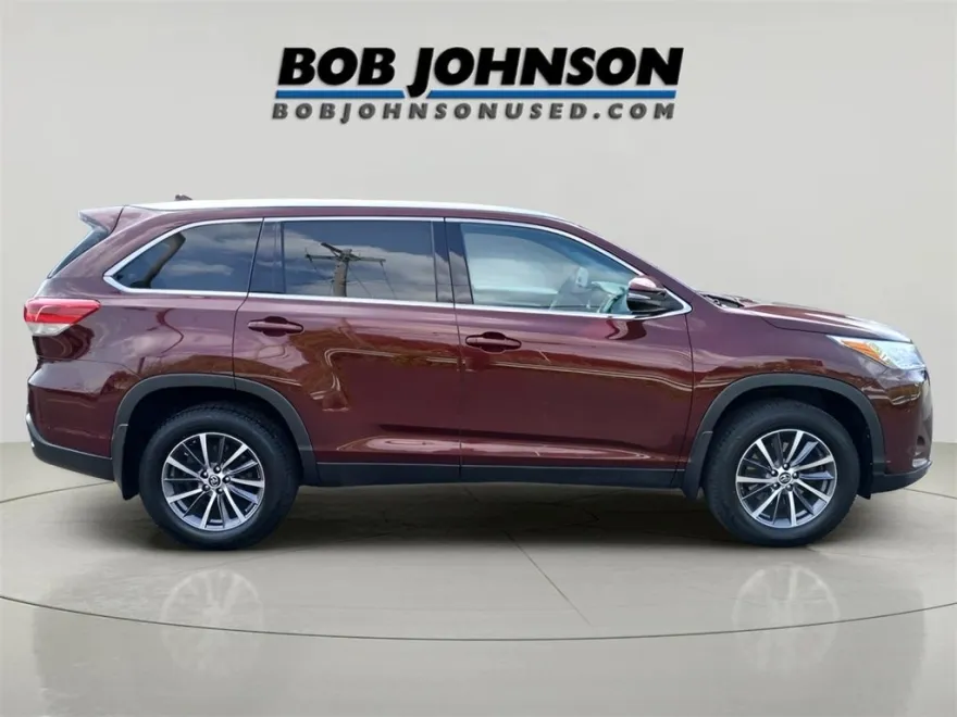 2019 Toyota Highlander SE photo 1