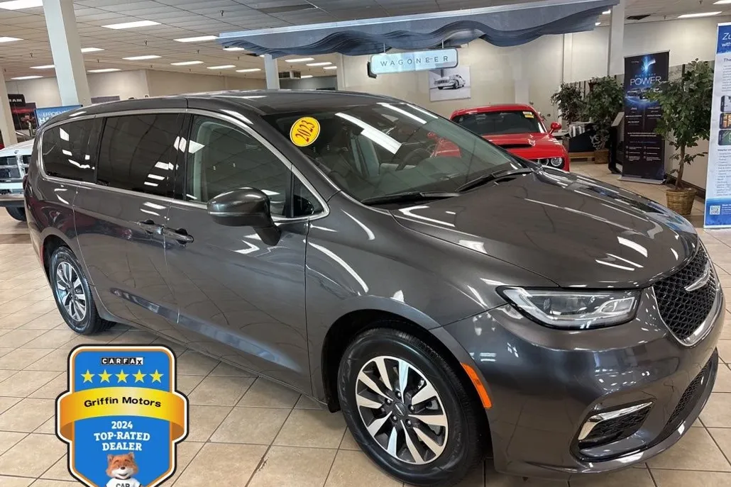 2023 Chrysler Pacifica Hybrid Touring L photo 1