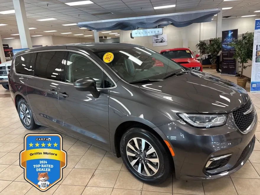2023 Chrysler Pacifica Hybrid Touring L photo 1