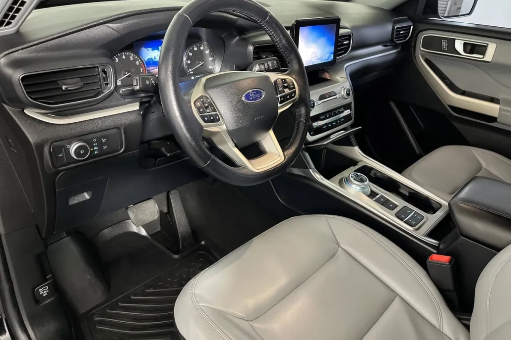 2021 Ford Explorer XLT photo 1
