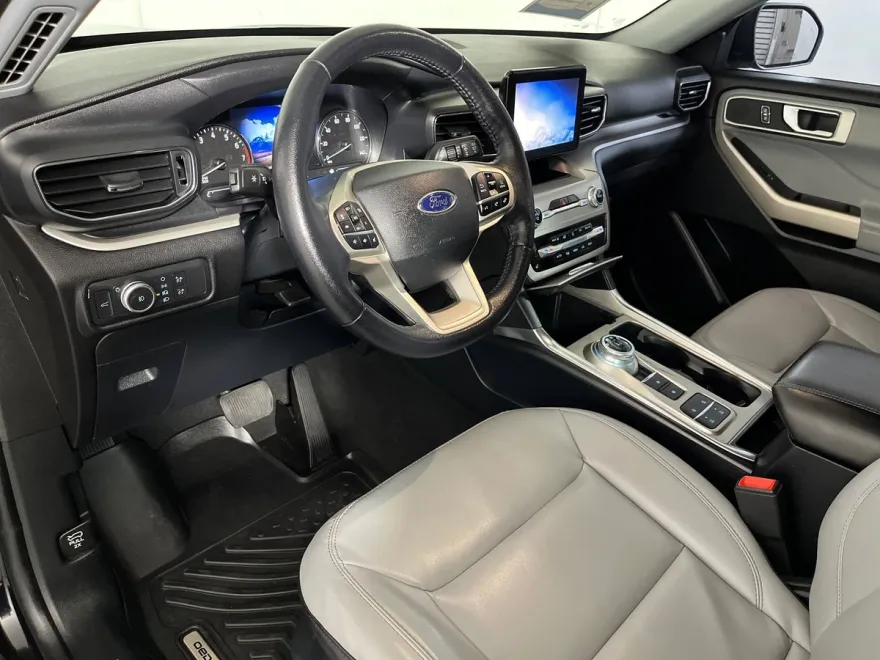2021 Ford Explorer XLT photo 1