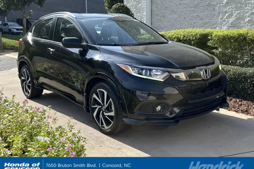 2020 Toyota RAV4 LE photo 1