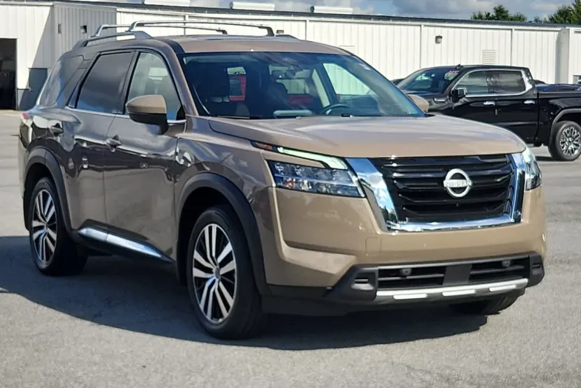2024 Nissan Pathfinder Platinum photo 1