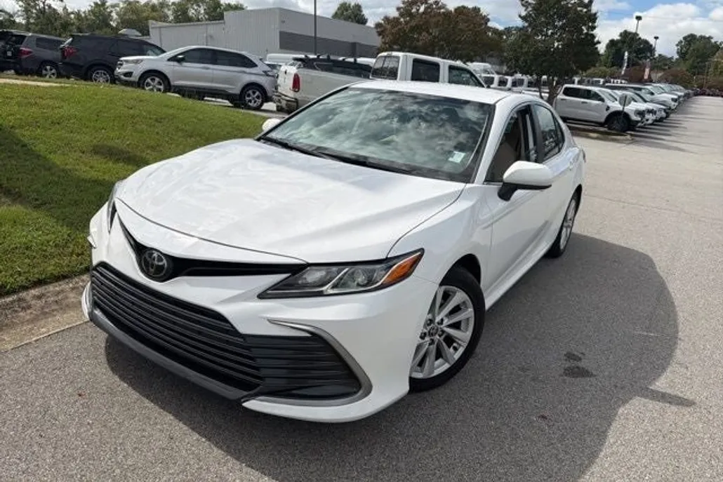 2022 Toyota Camry LE photo 1