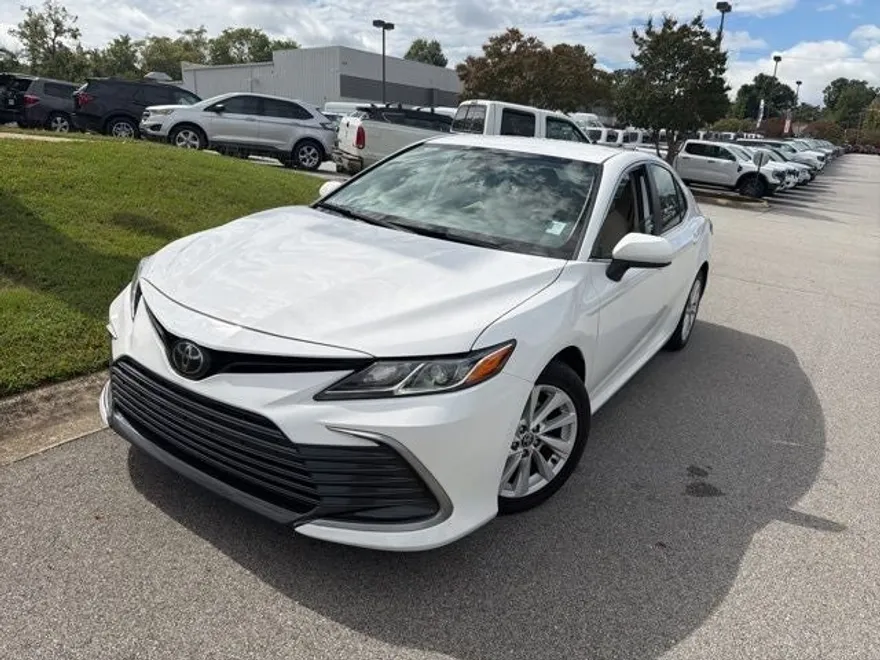 2022 Toyota Camry LE photo 1