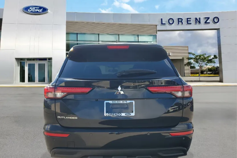 2024 Mitsubishi Outlander ES photo 1