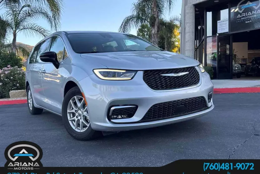 2024 Chrysler Pacifica Touring L photo 1