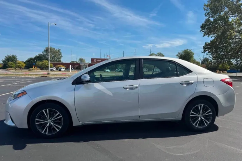 2016 Toyota Corolla LE Premium photo 1