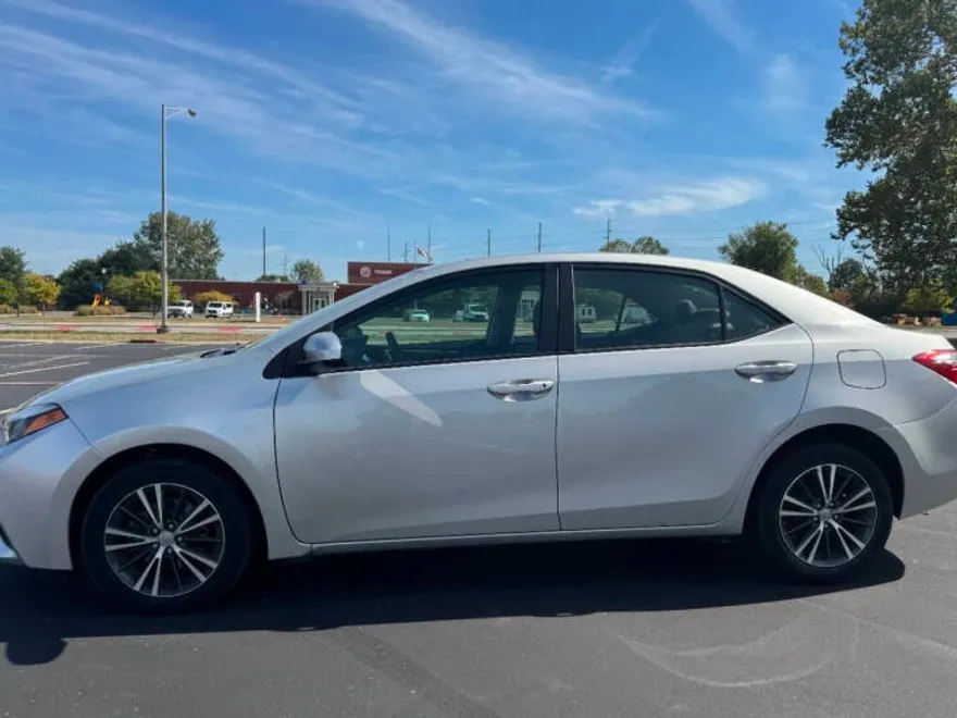 2016 Toyota Corolla LE Premium photo 1