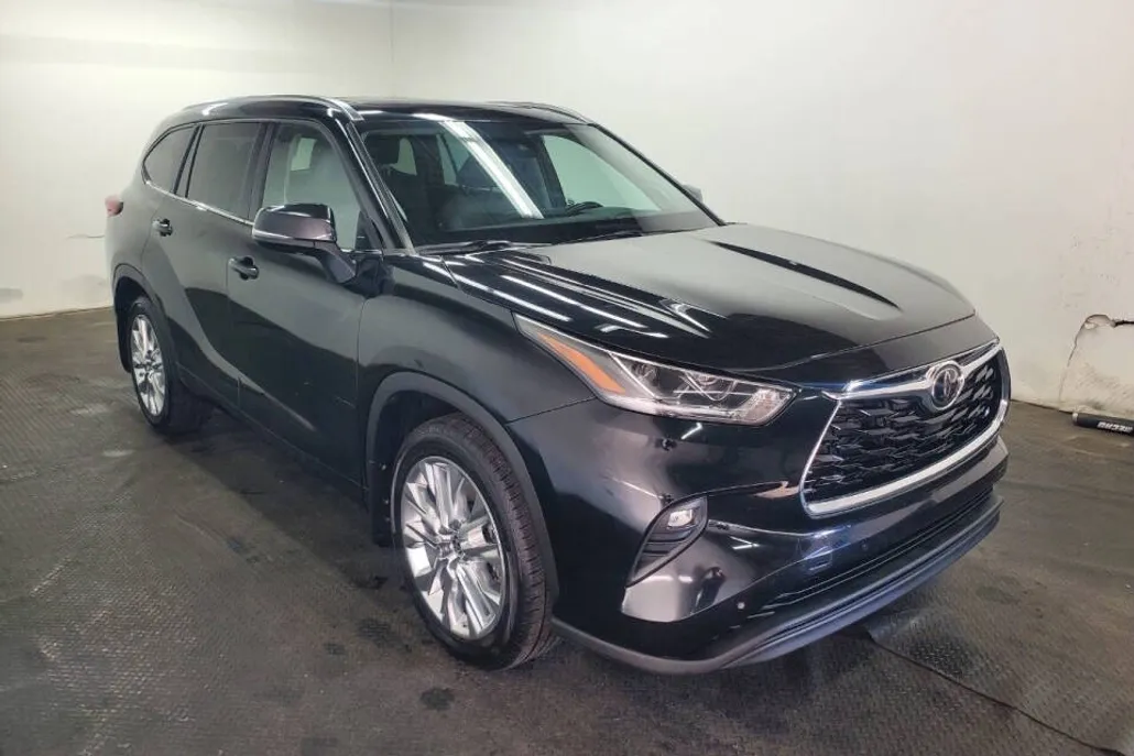 2022 Toyota Highlander Limited photo 1