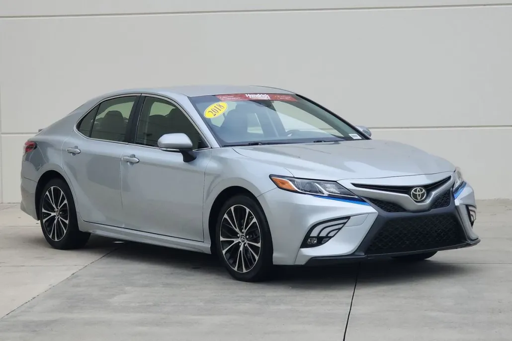 2018 Toyota Camry SE photo 1