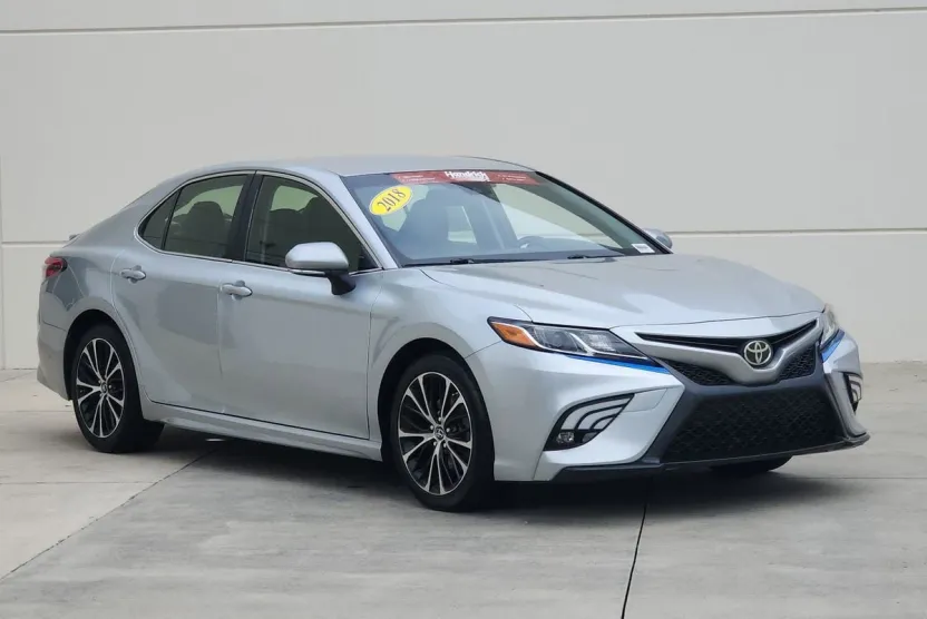 2018 Toyota Camry SE photo 1