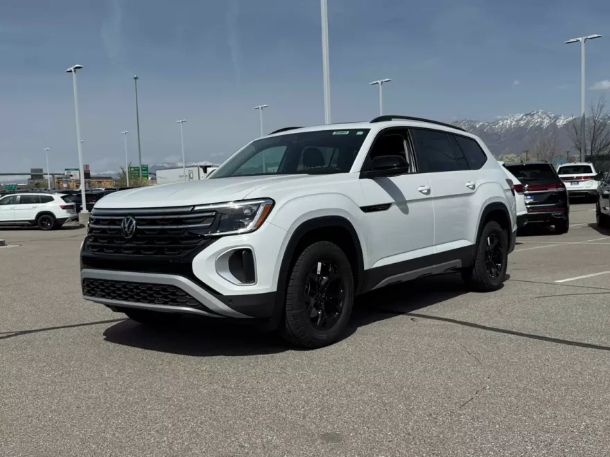 2025 Volkswagen Atlas Peak Edition SE photo 1