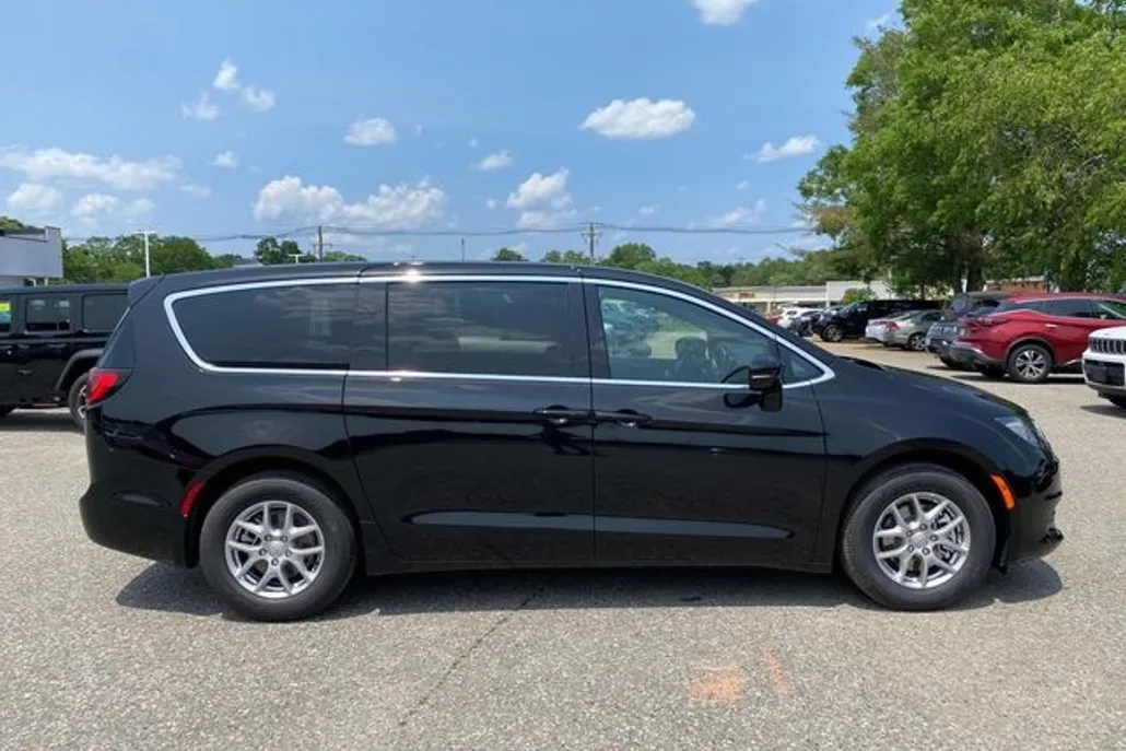 2025 Chrysler Voyager LX photo 1