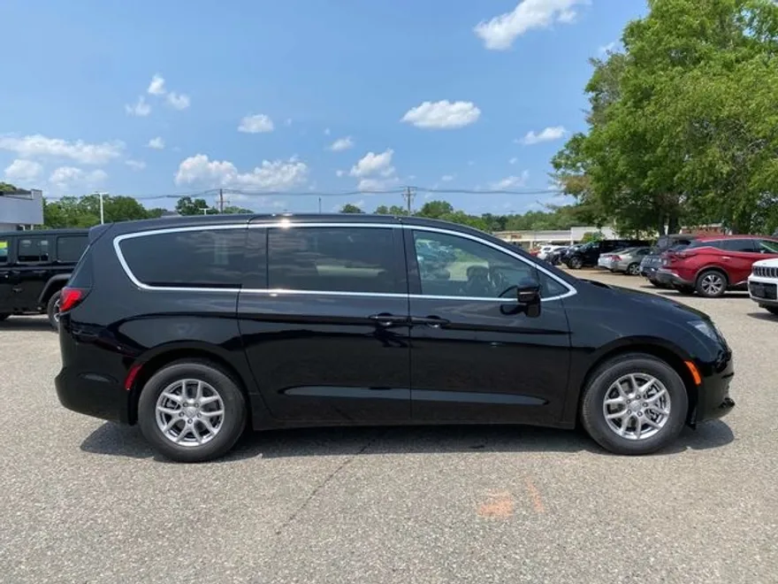 2025 Chrysler Voyager LX photo 1