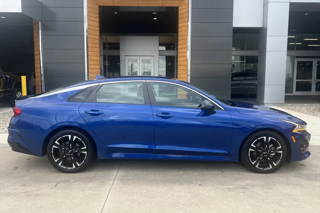 2022 Kia K5 GT-Line photo 1