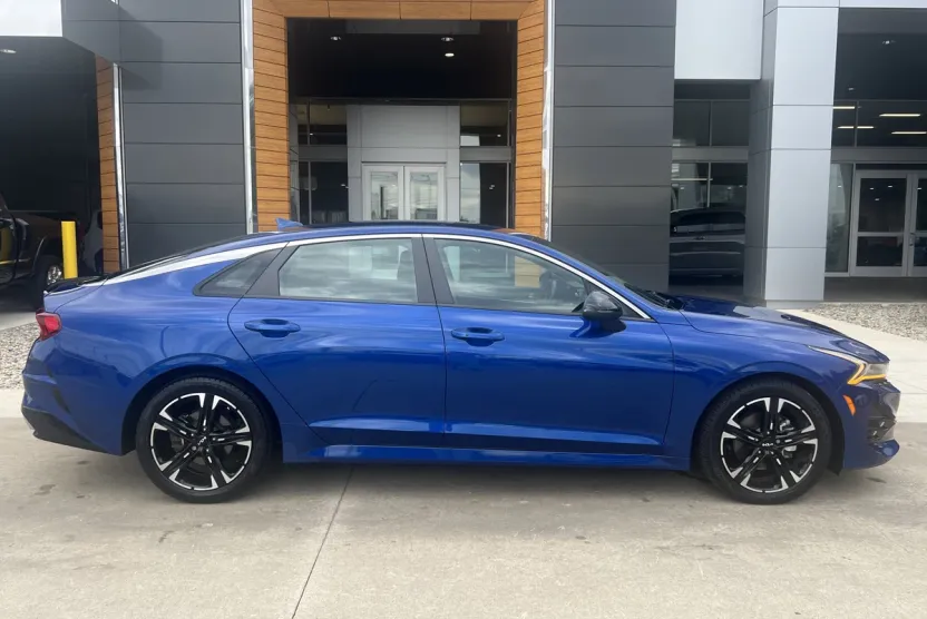 2022 Kia K5 GT-Line photo 1