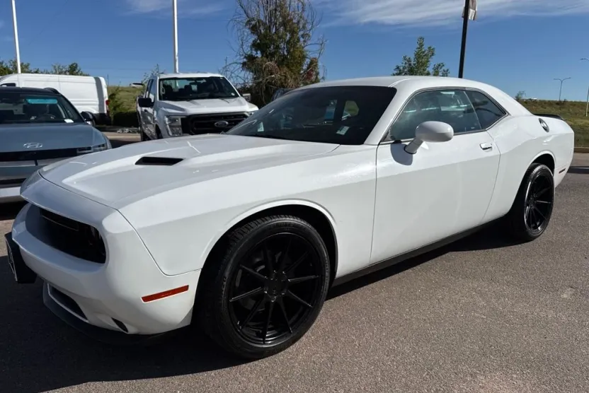 2017 Dodge Challenger SXT photo 1
