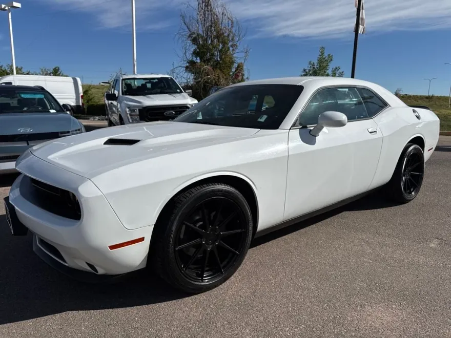 2017 Dodge Challenger SXT photo 1