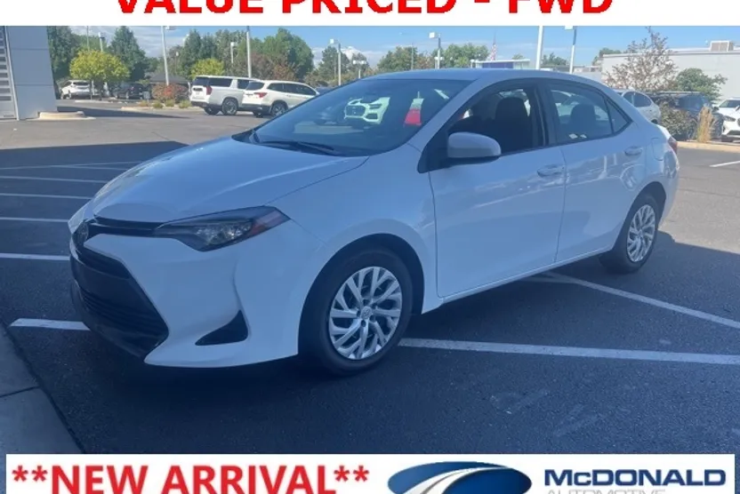 2017 Toyota Corolla LE photo 1