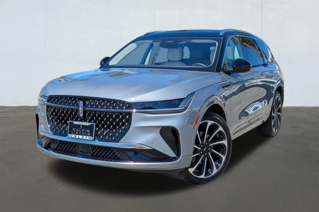 2025 Lincoln Nautilus Lightning Lariat photo 1