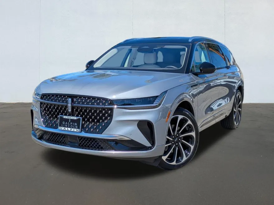 2025 Lincoln Nautilus Lightning Lariat photo 1
