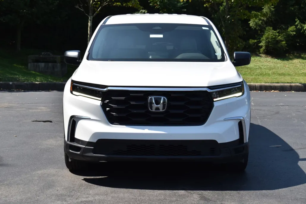 2023 Honda Pilot LX photo 1