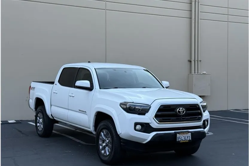 2016 Toyota Tacoma Double Cab SR5 photo 1