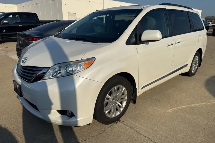 2017 Toyota Sienna Limited XLE Premium photo 1