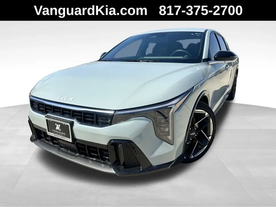 2025 Kia K4 GT-Line photo 1