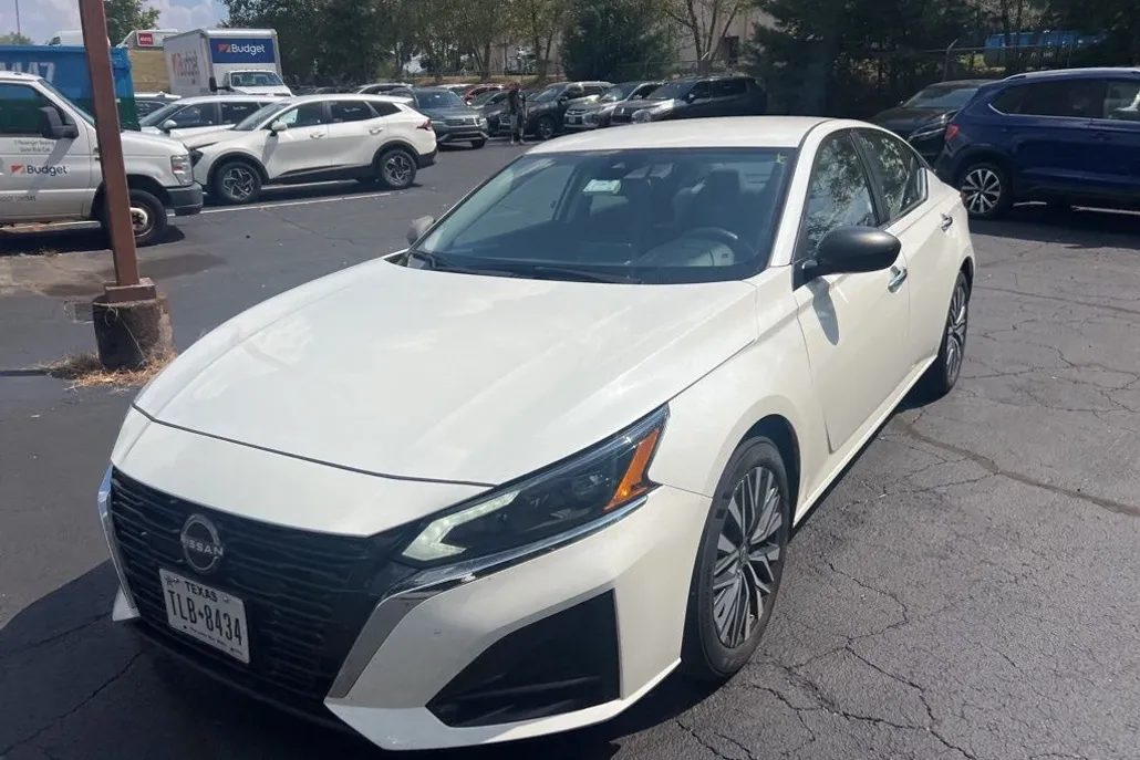 2024 Nissan Altima 2.5 SV photo 1