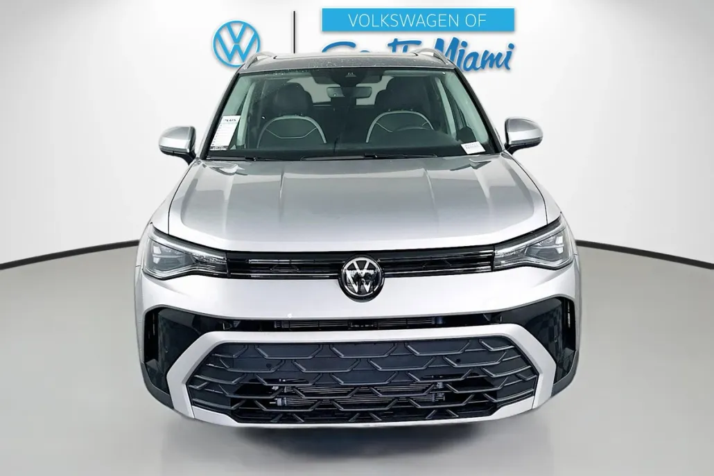 2025 Volkswagen Taos SE photo 1